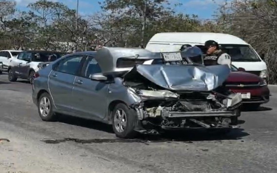 Conductora choca por alcance en el Periférico de Mérida
