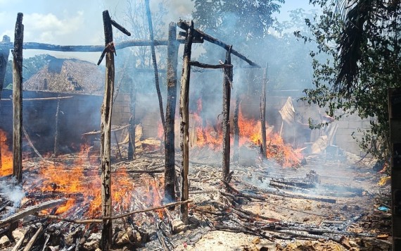 Fuego devora vivienda en Tizimín