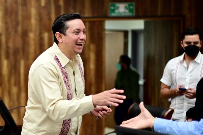 Diputado morenista aparece en nóminas del Congreso y Pemex: PNT