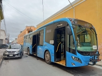 Va y ven choca con vehículo compacto