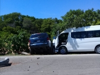 Siniestro vial en la Progreso-Chicxulub Puerto deja da&ntilde;os materiales