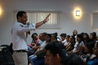 Ra&uacute;l Paz dialoga con estudiantes de la UMSA