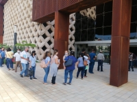 Retoman vacunaci&oacute;n del personal de salud