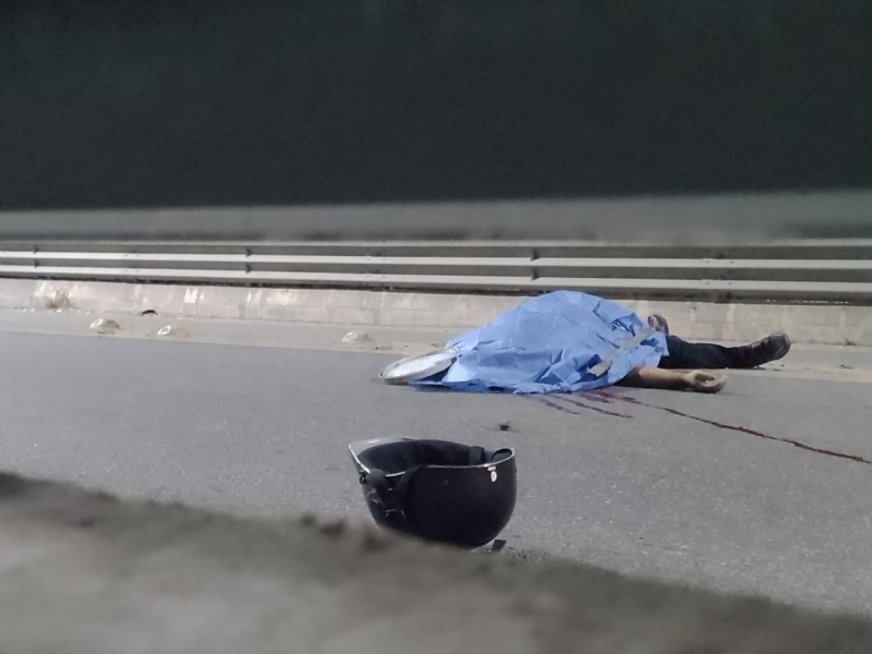 Falla casco de seguridad de motociclista y pierde la vida