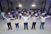 Renan Barrera se re&uacute;ne con j&oacute;venes