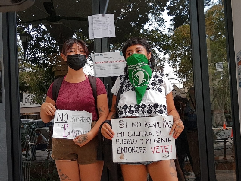 Clausuran restaurante de canadiense tras altercado con joven