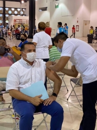 Ren&aacute;n Barrera se vacuna contra el Covid-19