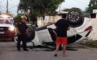 Choca y vuelca su camioneta