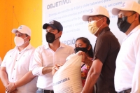 Entrega Vila Dosal apoyos a productores en Chichimil&aacute;
