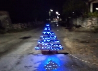 Colocan &aacute;rbol navide&ntilde;o en bache de Dzidzant&uacute;n