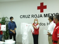 Donan equipos de protecci&oacute;n a personal de la Cruz Roja