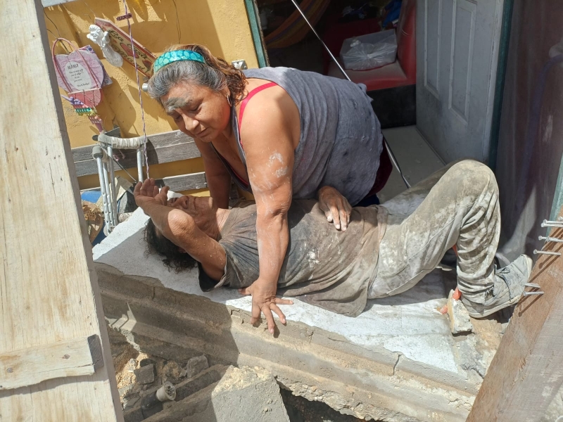 Dos albañiles lesionados en derrumbe de techo