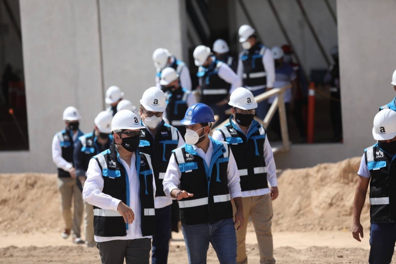 Gobernador supervisa construcción del centro logístico de Amazon