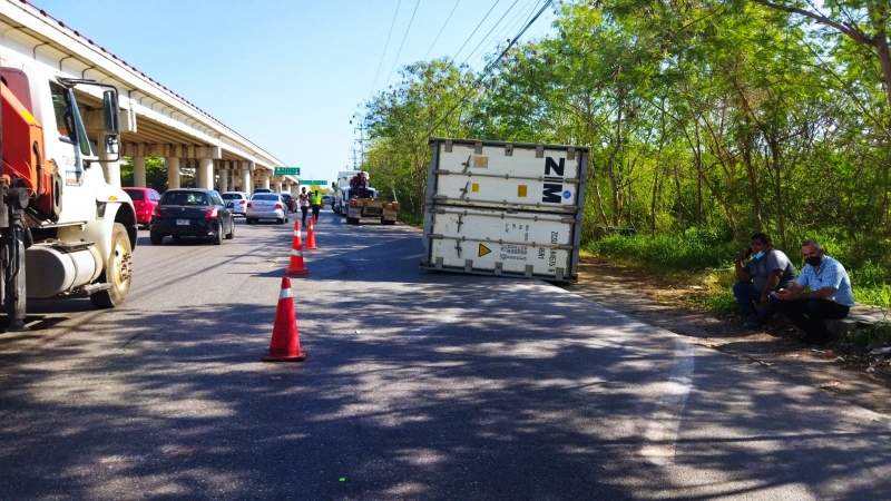 Volcadura de tractocamión en Periférico ocasiona caos vial