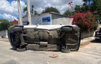 Camioneta sufre volcadura en Umán