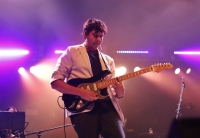 Indie pop y rock alternativo hacen vibrar el Teatro Manzanero
