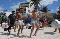 Sin miedo al Covid-19, yucatecos abarrotan playas en plena pandemia