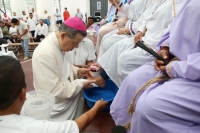 Arzobispo lava los pies a reos en Cerero de M&eacute;rida