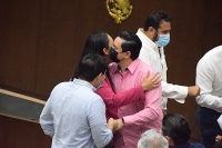 Sin miedo al Covid-19, diputados reparten abrazos y besos en el Pleno&nbsp;