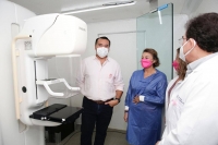 Alcalde visita la Unidad Móvil de Mastografía en Ciudad Caucel