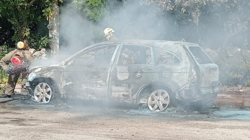 Arde camioneta al sur de Mérida