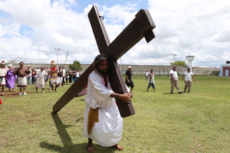 Escenifican viacrucis tras las rejas