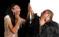 Show travesti y alfombra roja, en presentación del libro "La casita de muñecas"