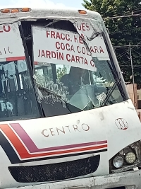 Falla en cami&oacute;n afecta a pasajeros