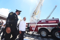 Entrega Vila veh&iacute;culos y equipamiento a bomberos de la SSP