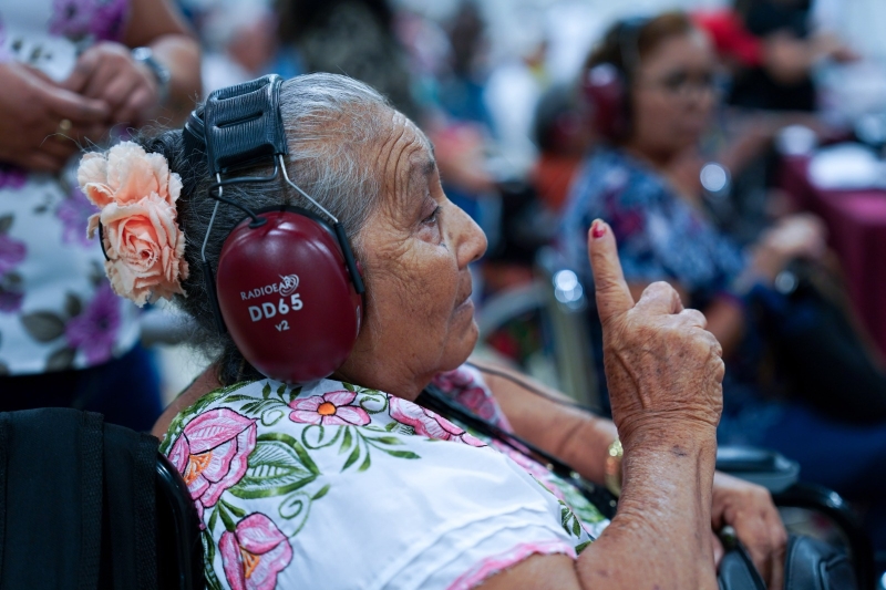 DIF Yucatán entrega aparatos auditivos gratuitos