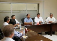 Ren&aacute;n se re&uacute;ne con miembros de la CMIC