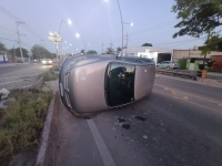 Termina su fiesta  al volcar su  veh&iacute;culo