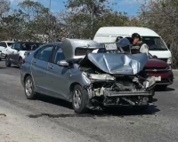 Conductora choca por alcance en el Periférico de Mérida