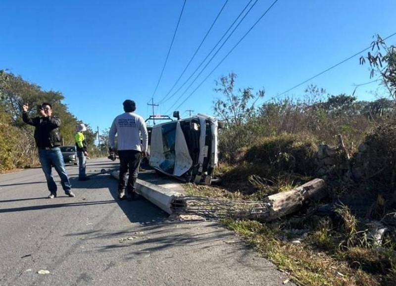 Vuelca su automóvil y lo abandona