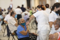 Adultos mayores de M&eacute;rida empiezan a recibir refuerzo de la vacuna