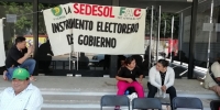 Campesinos colocan candados en Sedesol