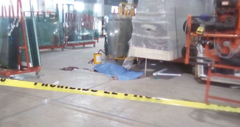 Muere aplastado por varios cristales