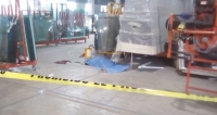 Muere aplastado por varios cristales
