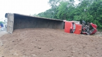 Trailero riega su carga a un costado de la M&eacute;rida-Campeche