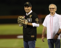 Vila Dosal lanza la primera bola de la final por el Campeonato de la Zona Sur