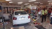 Entra al OXXO con todo y autom&oacute;vil
