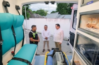 Entrega Díaz Mena ambulancias en el sur de Yucatán