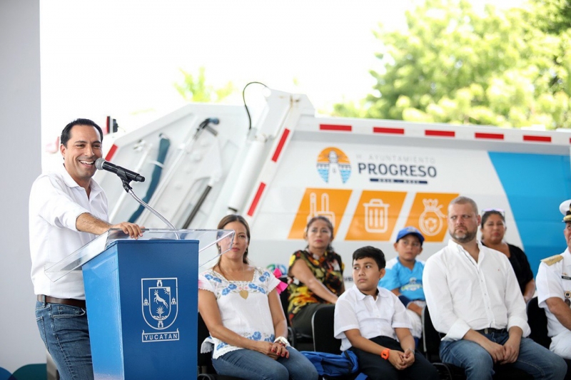 Entrega Vila equipo y vehículos en la costa yucateca