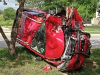 Aparatosa volcadura en el periférico de Mérida