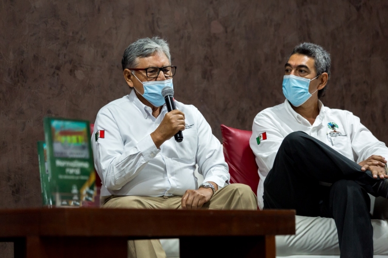 Segey presenta libro sobre normales rurales