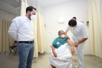 Inicia vacunaci&oacute;n contra coronavirus de adultos mayores