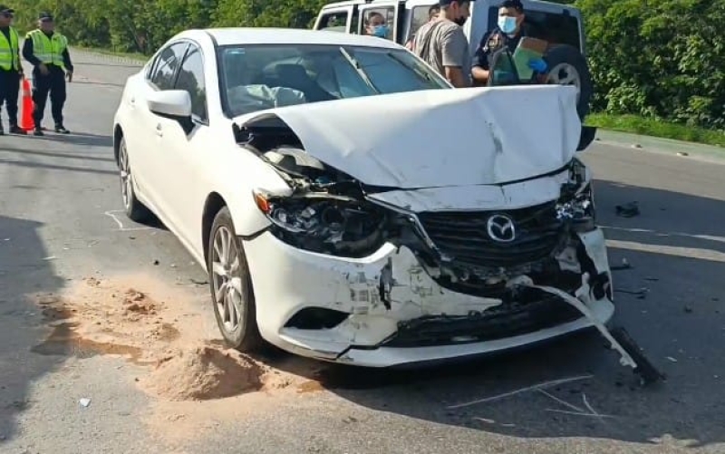 Por pasarse una señal de alto lo chocan