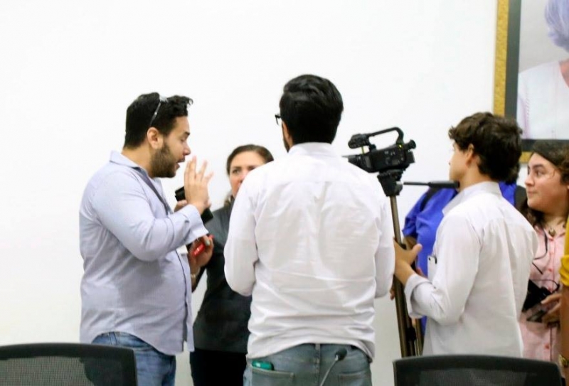 Activista encara a diputada para exigir sus derechos