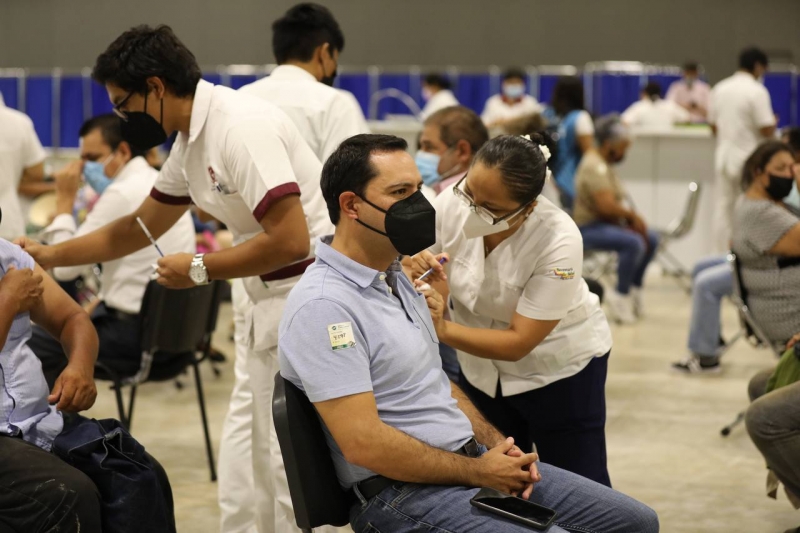 Vila Dosal recibe segunda dosis contra el coronavirus
