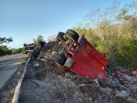 Rapi&ntilde;a tras volcadura de tr&aacute;iler con refresco en la M&eacute;rida-Campeche